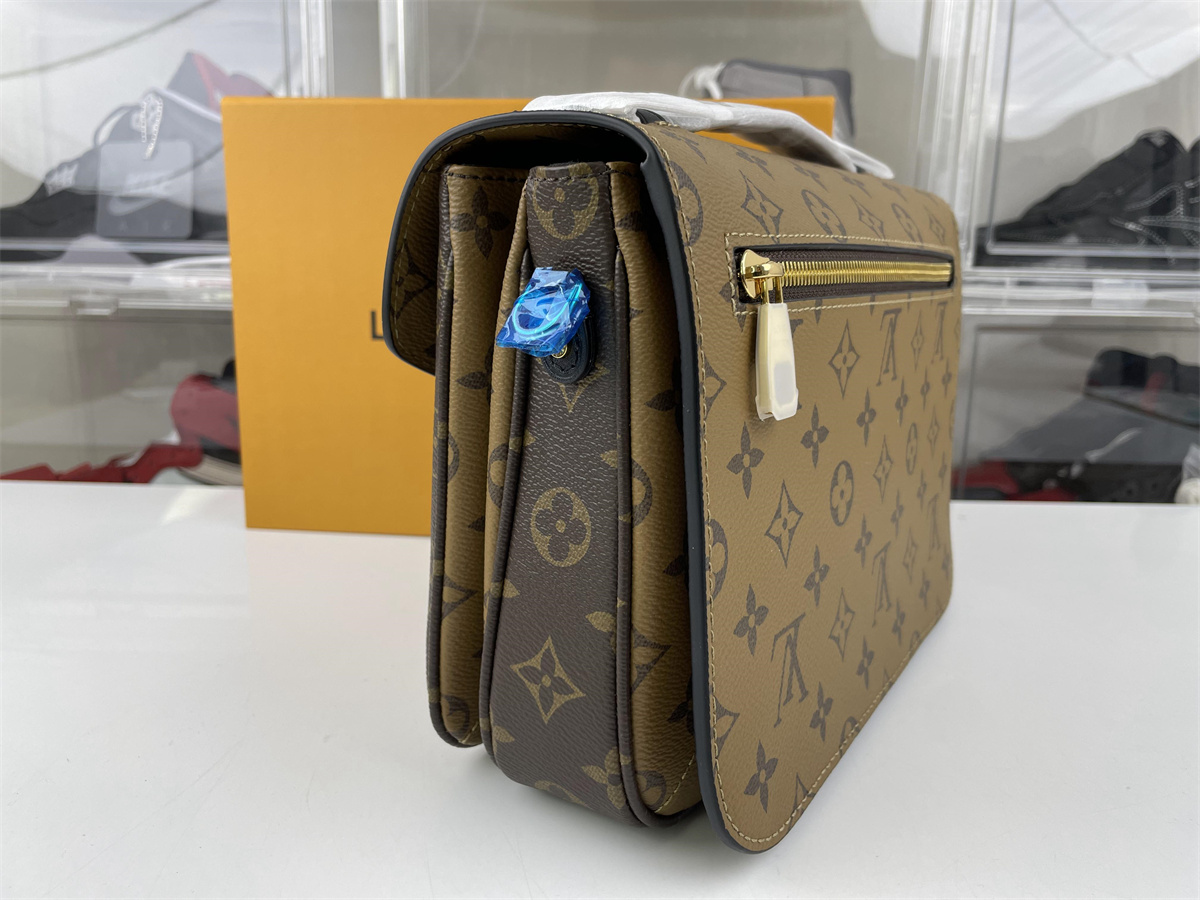 LV Pochette Metis Hand bag ( 25x 9x 17 cm)