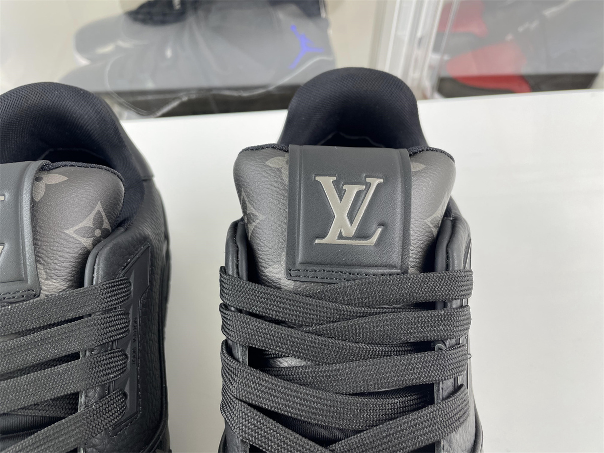 l**is V*t*n lv trainer black