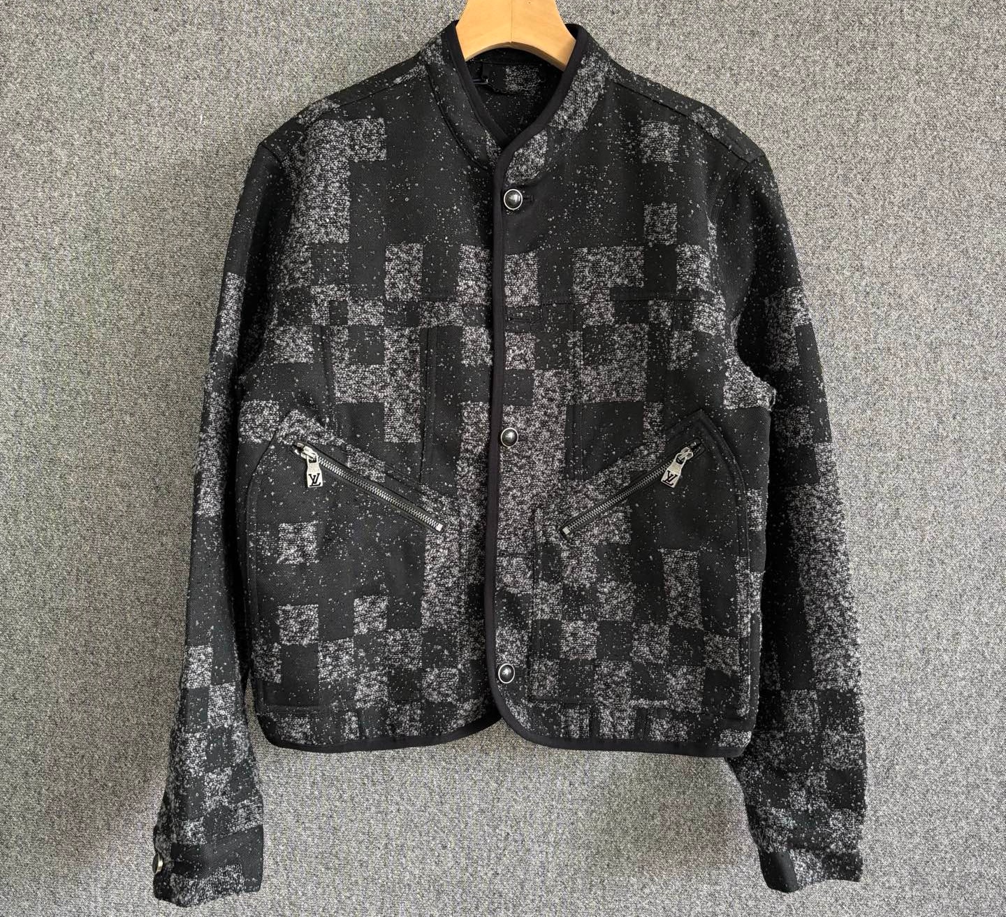 LV Vers United round collar Jackt in Black color,  (S -XL , fits 210 pounds max)