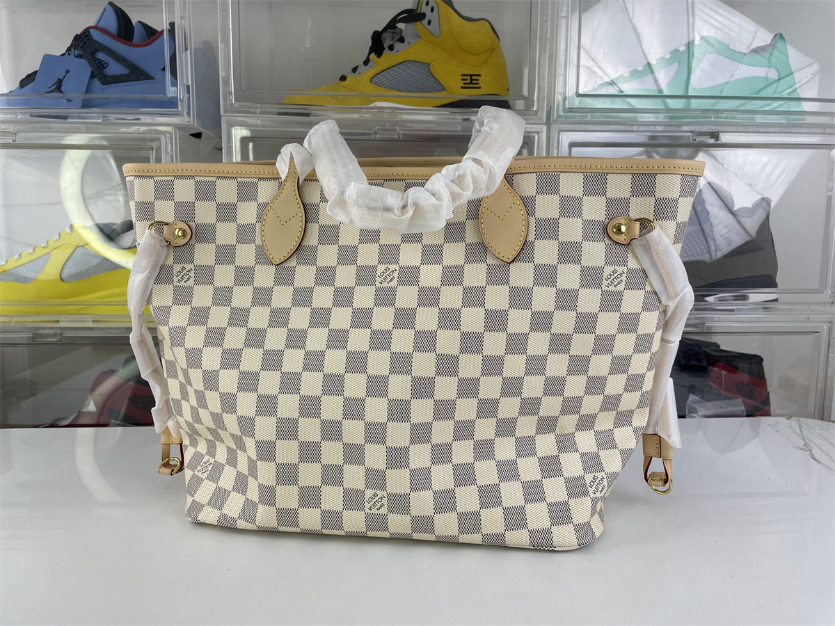 LV Neverfull Cream White M size bag, (32 x 29 x 17cm)