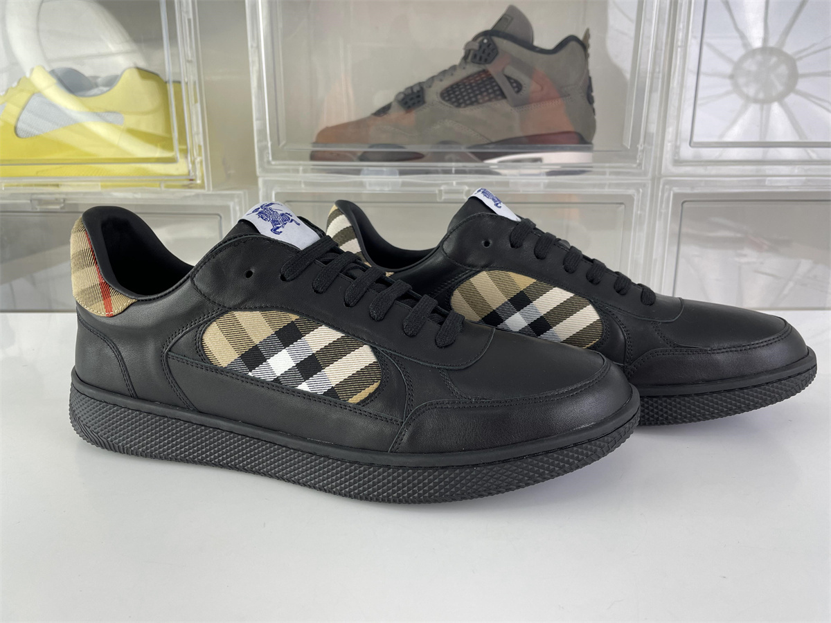 BURBERRY Black Leather shoes with yellow marks
