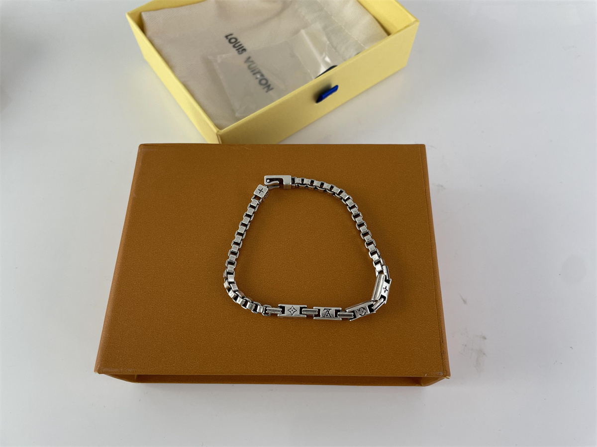 LV Louis Vuitton Silver Chain Bracelet, (18-24cm)