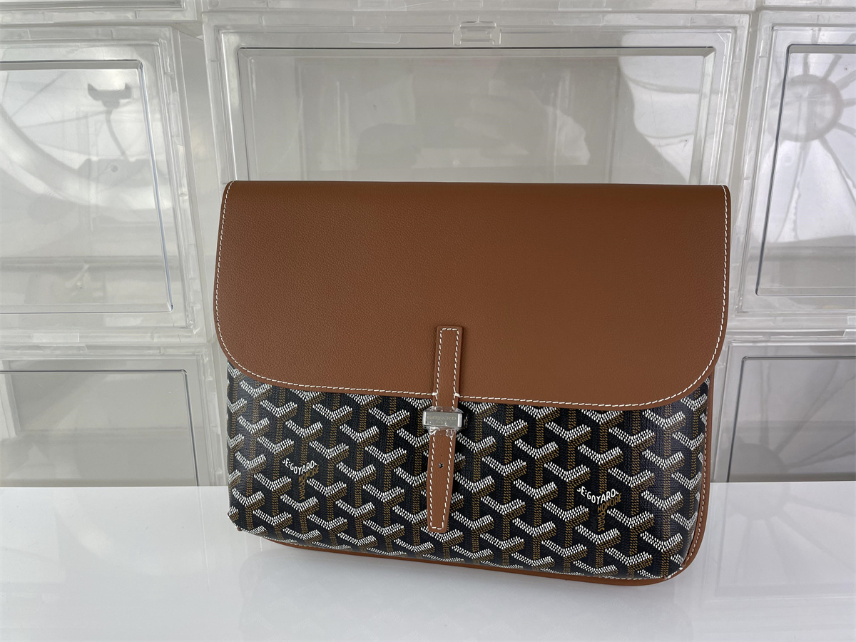 GOYARD Coursier Brown color postal bag, (32 x 25 x 4 cm)