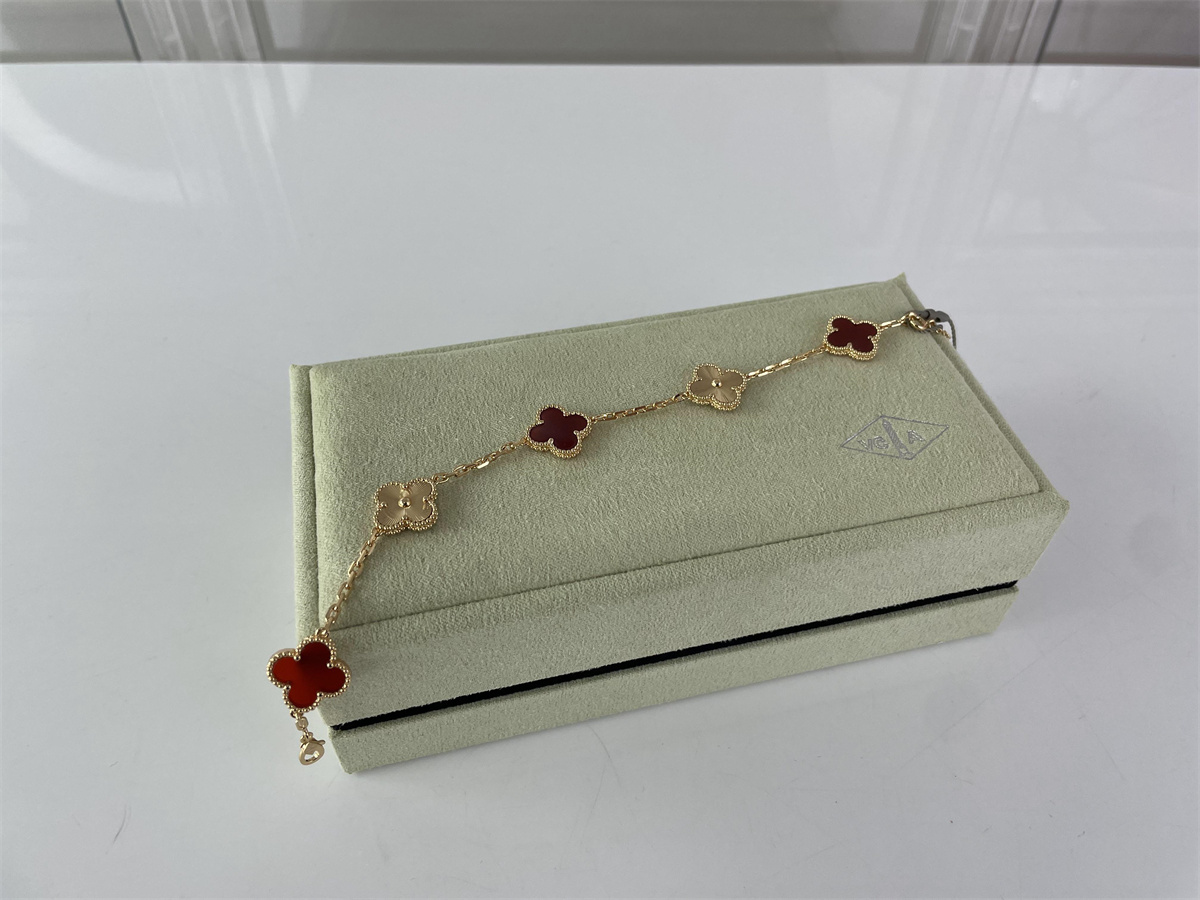 Van Cleef & Arpels Wine red & Yellow Gold Bracelet chain, (18-24cm)